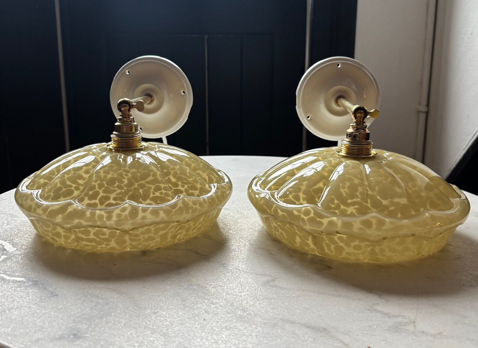 Set 2 vintage wandlampen clichy geel glas glazen lamp kap, Ophalen of Verzenden, Metaal