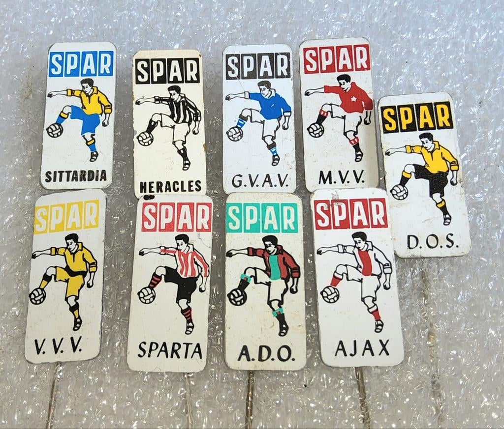 9 Vintage Voetbal Speldjes - SPAR Club Emblemen, Verzamelen, Ophalen of Verzenden, Gebruikt, Sport, Speldje of Pin