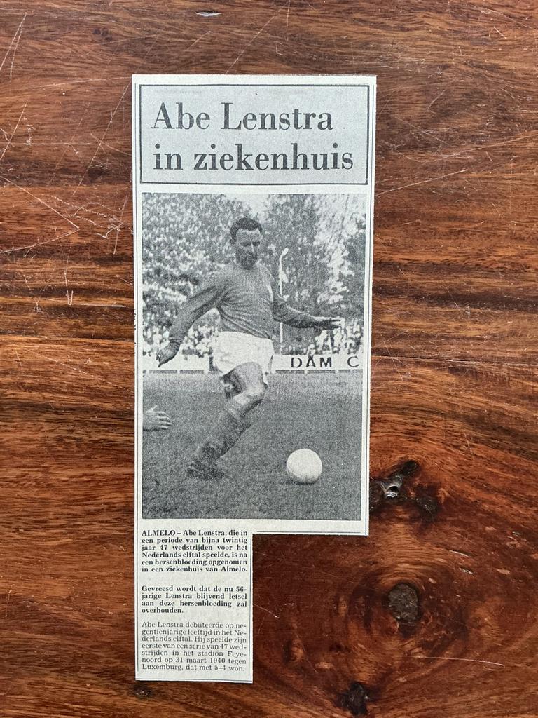 Voetbal krantenartikel Abe Lenstra in Ziekenhuis maart 1977, Verzamelen, Ophalen of Verzenden, Knipsel(s)