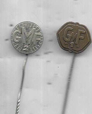 2 G.M. GELDERSE MOTOREN FABRIEK SPELDEN, Verzamelen, Speldjes, Pins en Buttons, Ophalen of Verzenden, Gebruikt, Merk, Speldje of Pin
