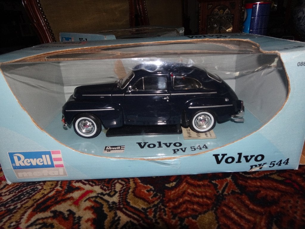 VOLVO PV 544 BLAUW  REVELL IN DOOS  1;18 NL NUMMER BORD, Hobby en Vrije tijd, Modelauto's | 1:18, Ophalen of Verzenden, Zo goed als nieuw