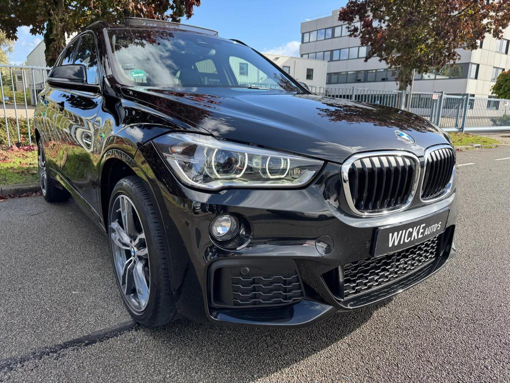 BMW X1 XDrive25i High Executive HUD Panorama Memory M Pakket, 1998 cc, 4 cilinders, 2000 kg, Zwart