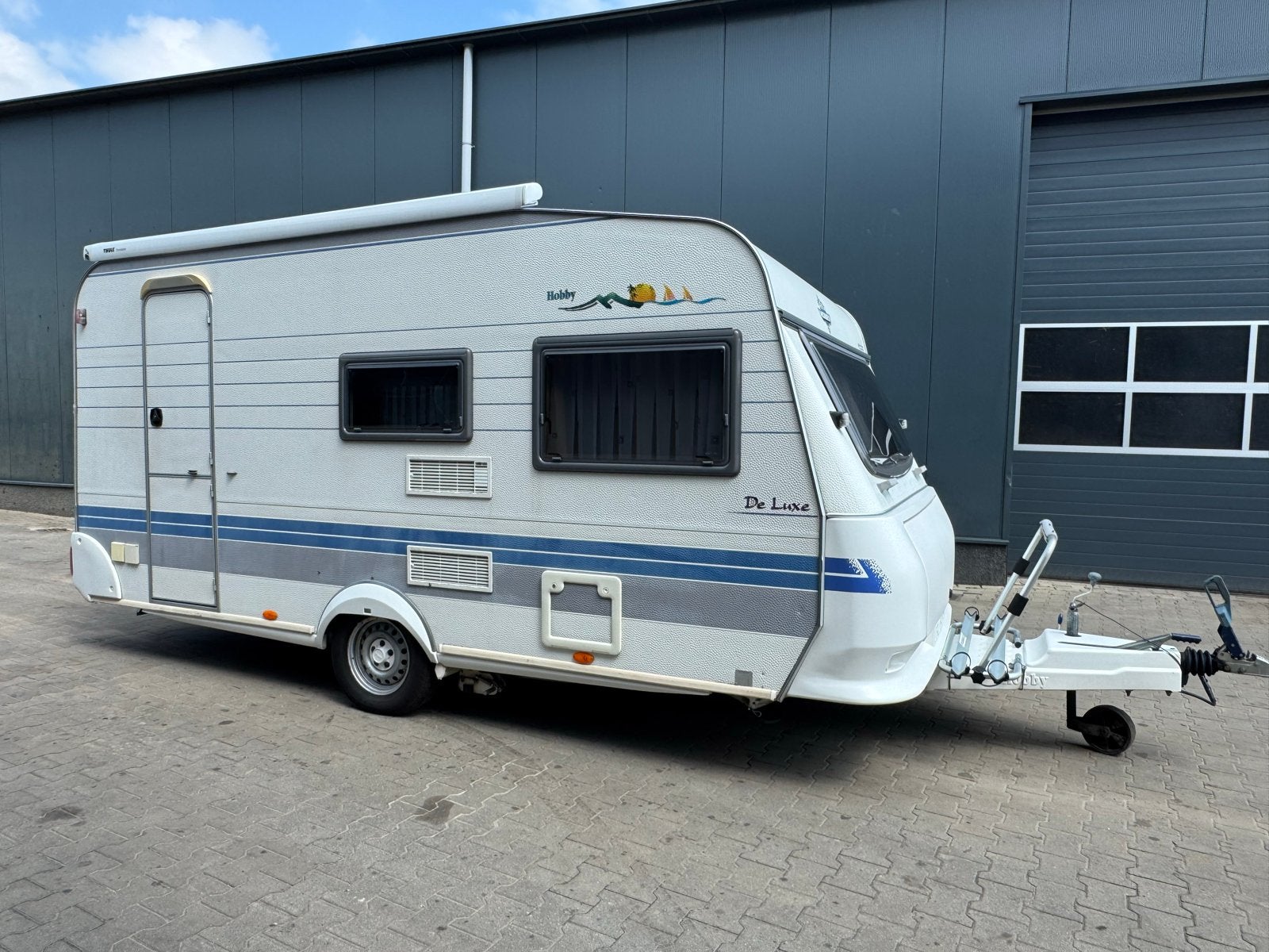 Hobby de Luxe 440 met Thule Omnistor luifel, mover en boiler, Vast bed, Hobby, Treinzit, Particulier