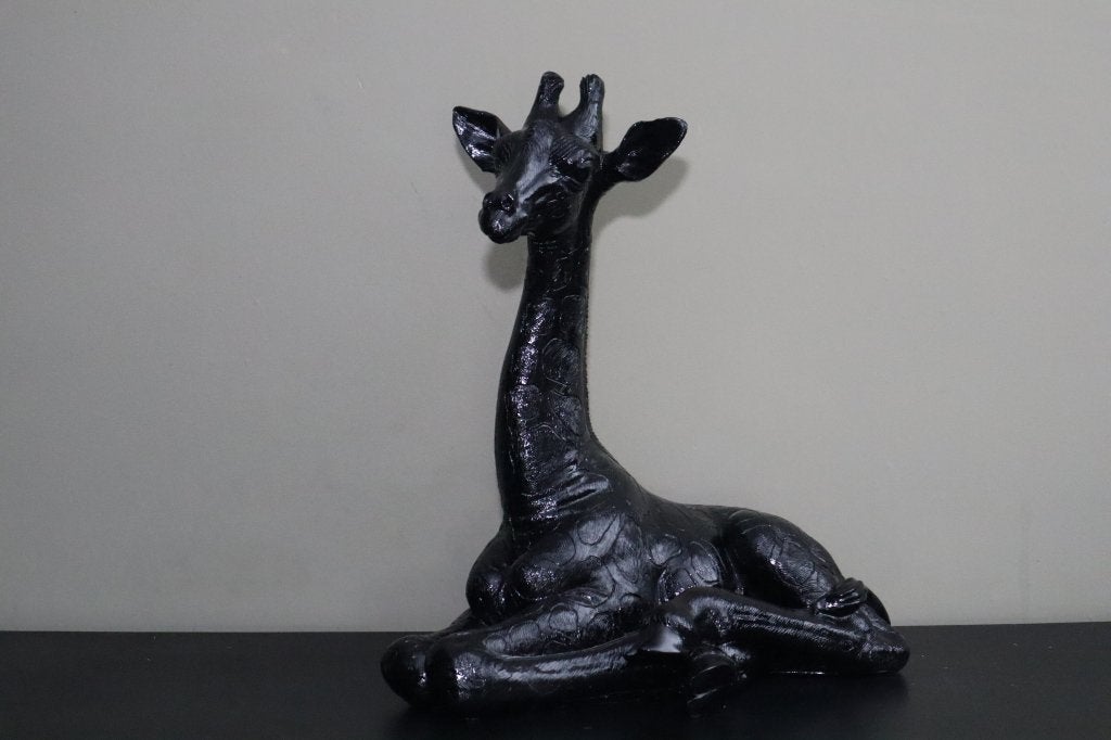 Liggend giraffe beeld zwart 57cm | Tuinbeeld & woondecoratie, Huis en Inrichting, Zwart, -, -, Nieuw