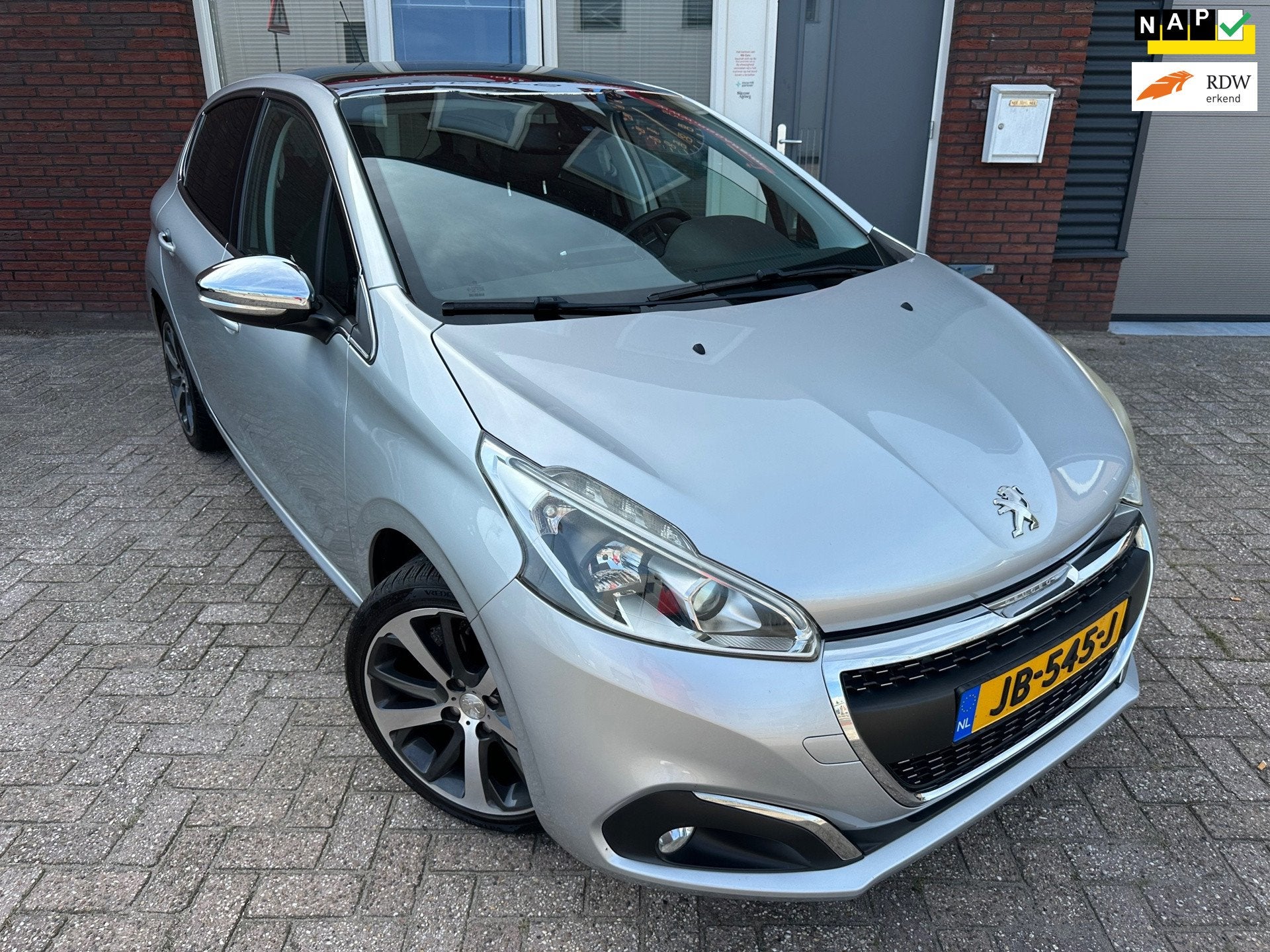 Peugeot 208 1.2 PureTech Première / Pano / Navi / Leder / C, Auto's, Voorwielaandrijving, Met garantie (alle), Leder en Stof, 23 km/l