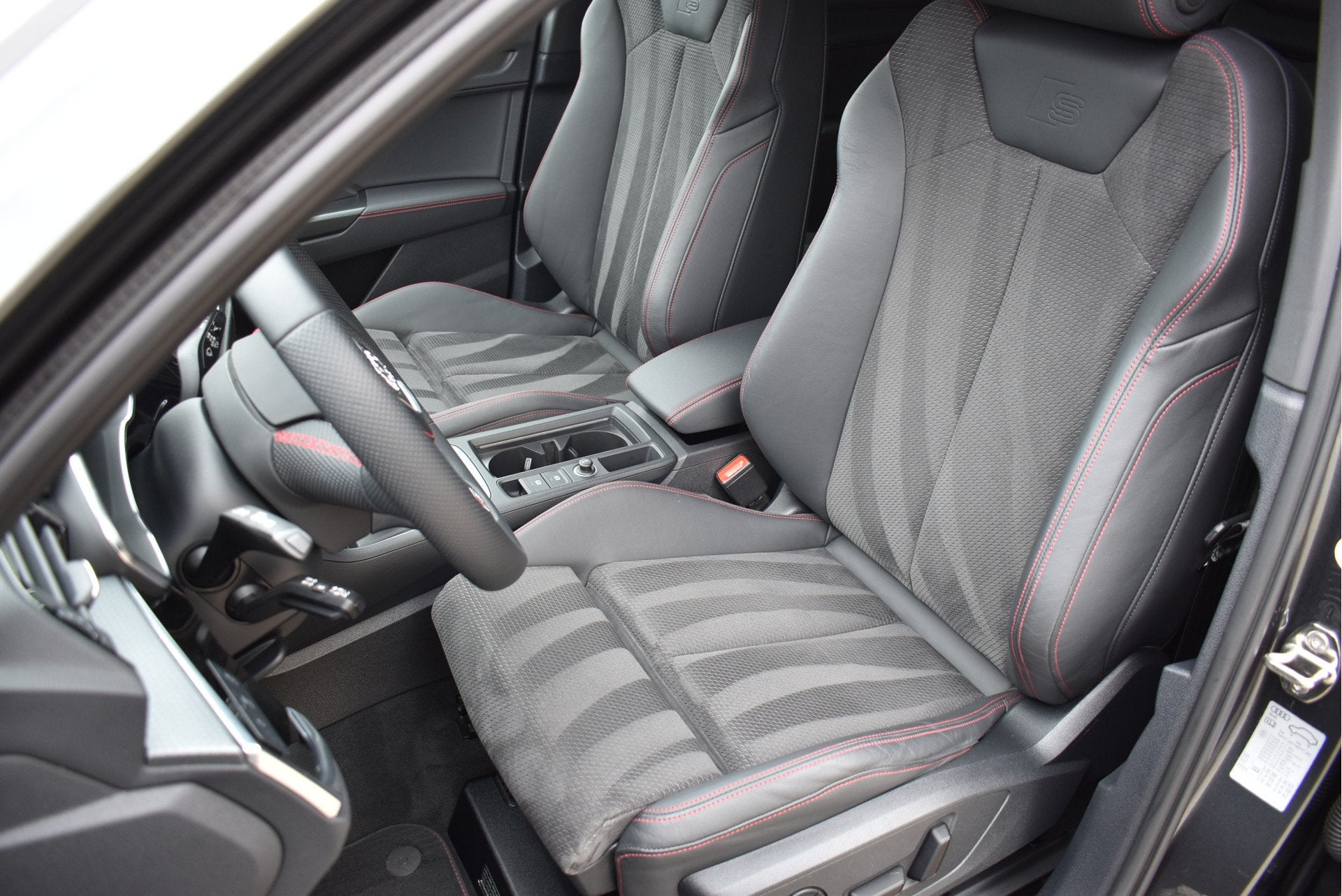 Foto 2 van Audi Q3 45 TFSI e S-Line 245 Pk SOH 94% Rood Stiksel Leder M