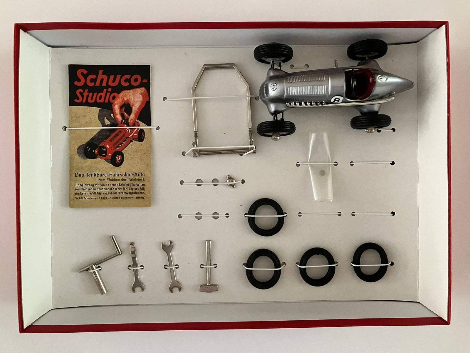Schuco Studio 1050 Montageset met plexiglas display, Ophalen of Verzenden
