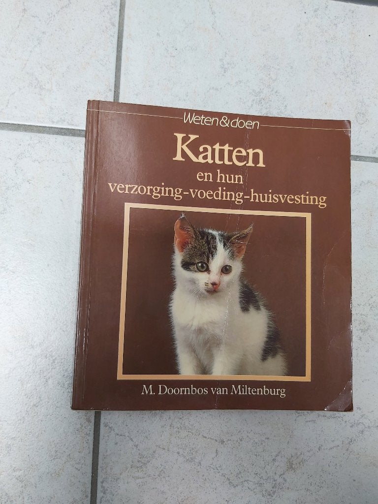 “Katten” huisvesting, voeding, verzorging., Gelezen, Ophalen of Verzenden, M. Doornbos van Miltenburg, Katten