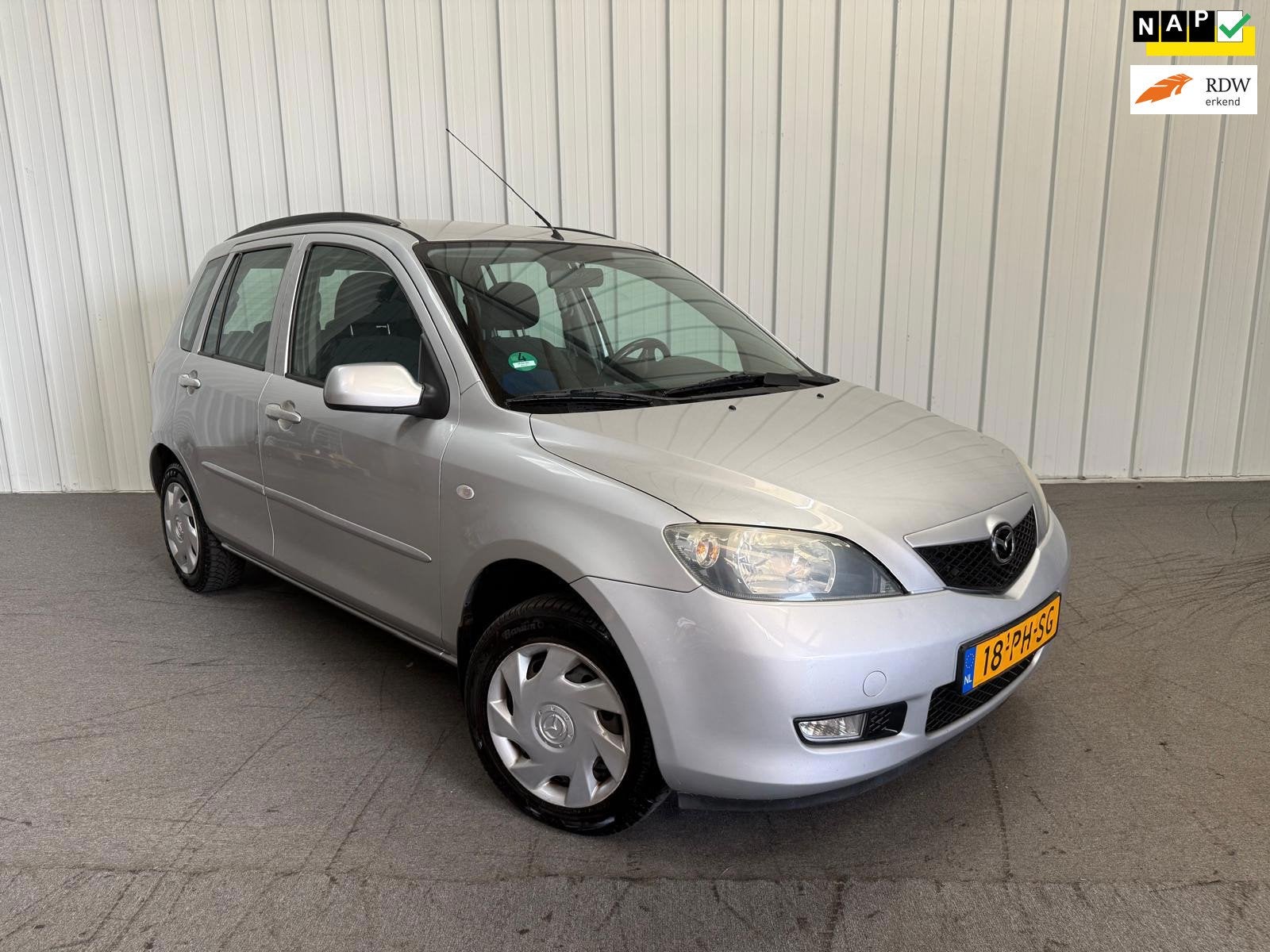 Mazda 2 1.4 | Nieuwe Koppeling | Dealer Ond. | Nw APK, Auto's, Voorwielaandrijving, Zwart, 4 cilinders, Origineel Nederlands