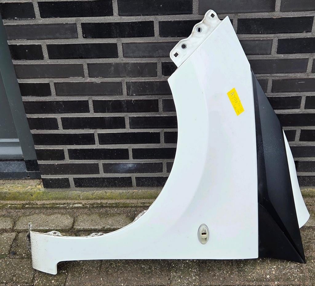 Linkervoor scherm Toyota aygo wit en rood, Gebruikt, Voor, Ophalen of Verzenden, Spatbord