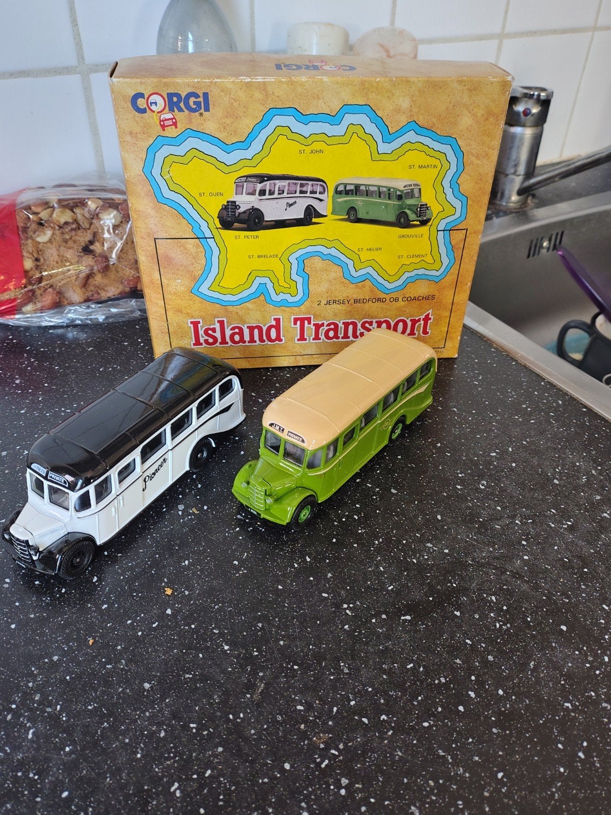 2 Engelse bussen, Hobby en Vrije tijd, Verzenden, Zo goed als nieuw, Bus of Vrachtwagen