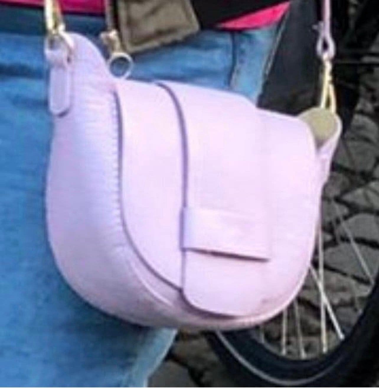 Lila leren damestas met lange riem, Sieraden, Tassen en Uiterlijk, Tassen | Damestassen, Ophalen of Verzenden, Zo goed als nieuw
