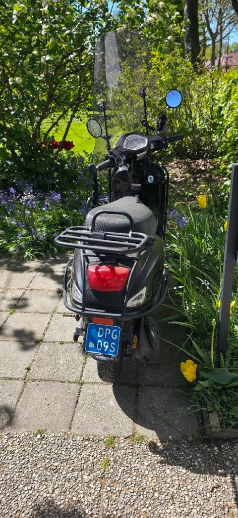 Zwarte scooter met windscherm en bagagerek, Ophalen of Verzenden