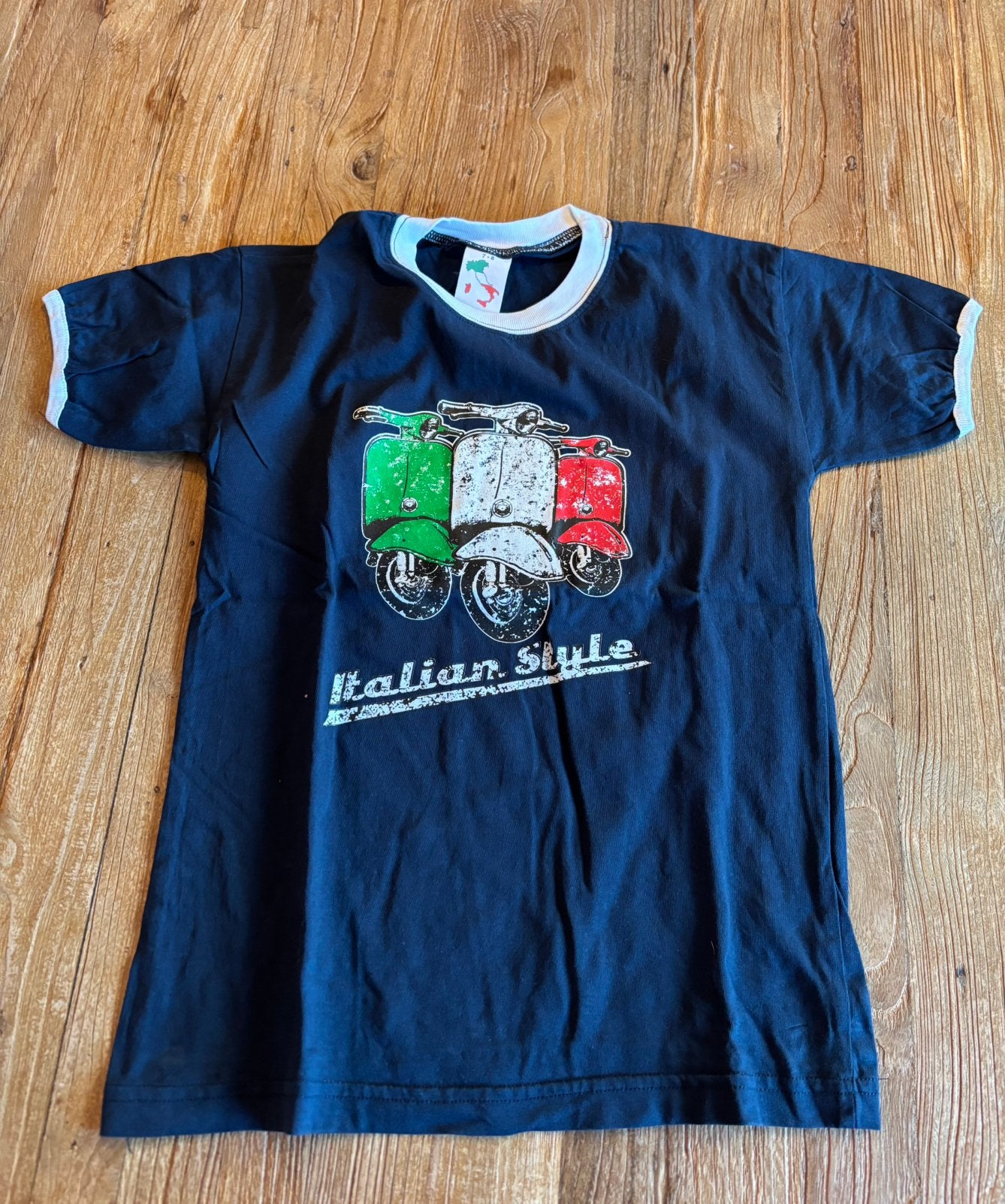 T-shirt uit Sicilië maat 128 ZGAN, Ophalen of Verzenden, Zo goed als nieuw, Jongen of Meisje, Shirt of Longsleeve