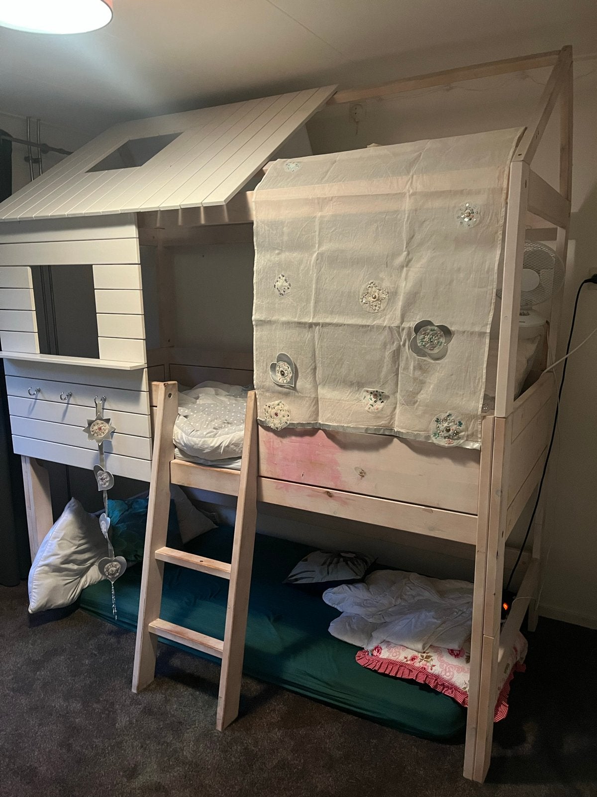 Lifetime silver aparkling hut bed