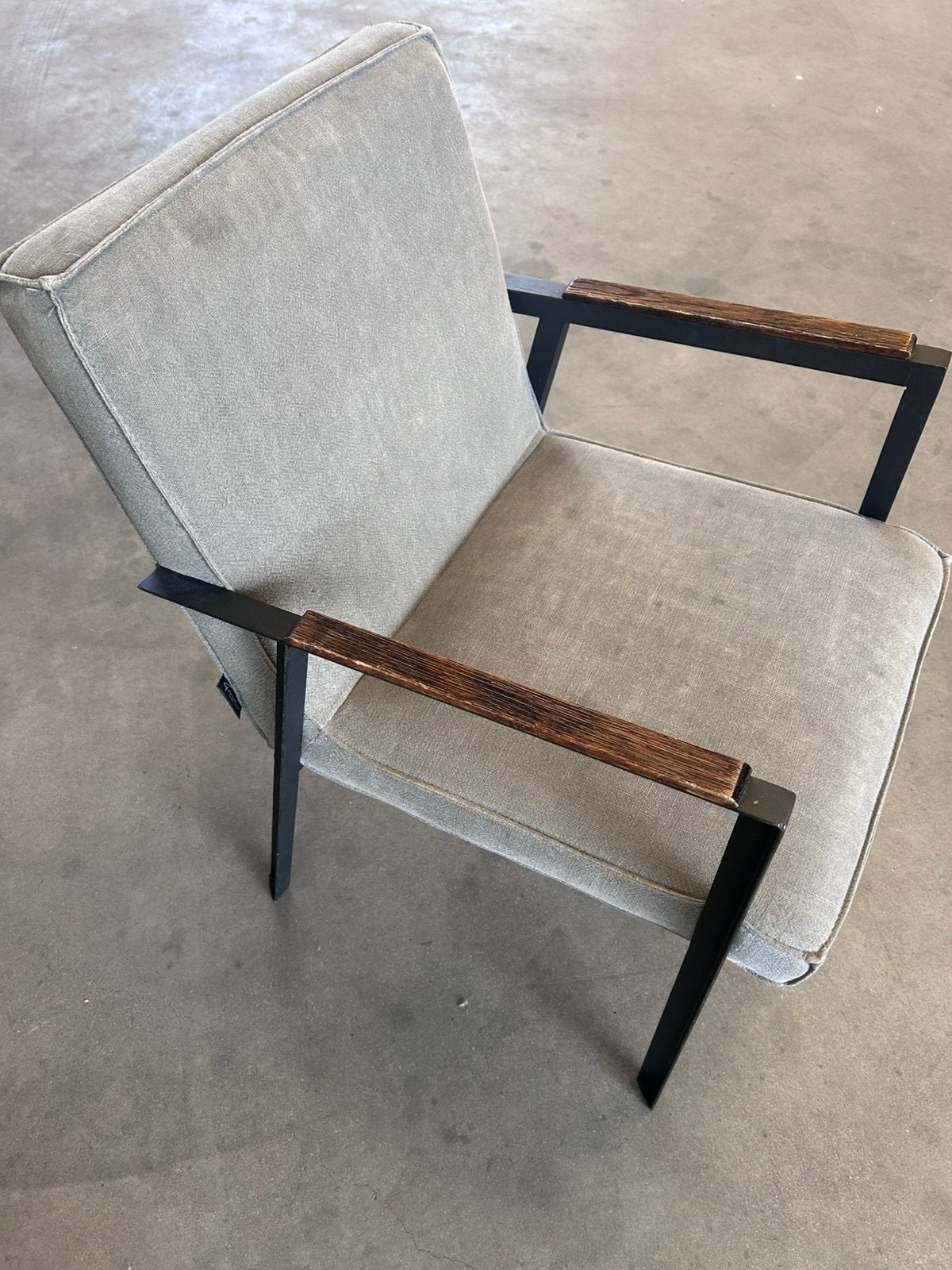2 x Goossens fauteuil grijs linnen zwart ijzer industrieel, Ophalen, Zo goed als nieuw, 75 tot 100 cm, 50 tot 75 cm