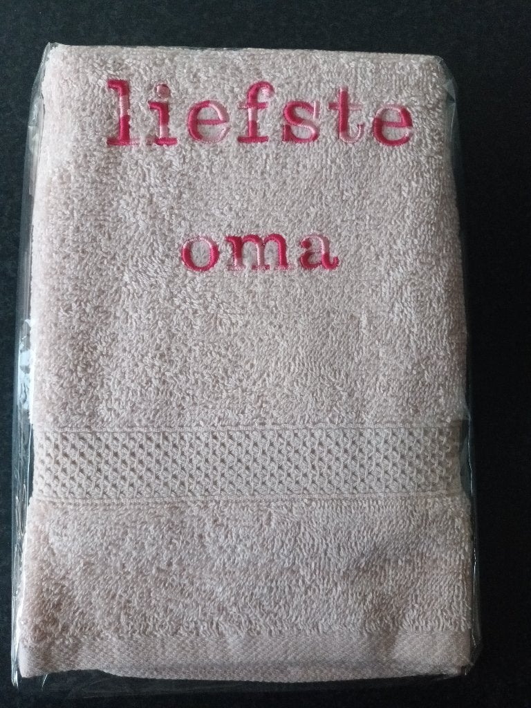 Nieuw geborduurde licht roze handdoek liefste oma roze gemel, Ophalen of Verzenden, Nieuw, Roze, Handdoek