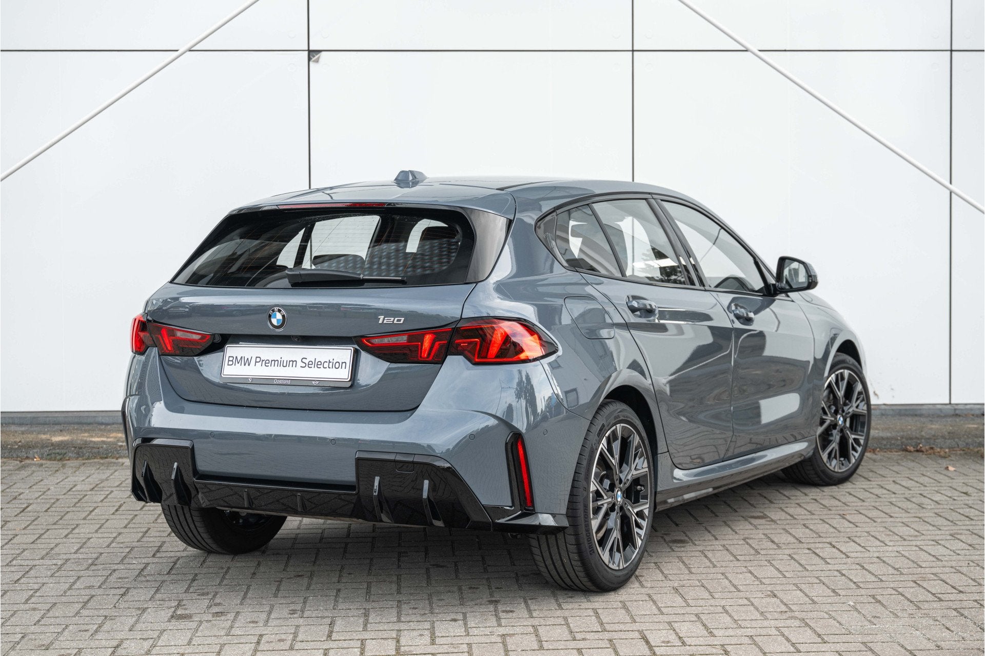 BMW 1 Serie 120 M Sport Design Automaat / Sportstoelen / Ach, Auto's, Gebruikt, 156 pk, Met garantie (alle), Bedrijf