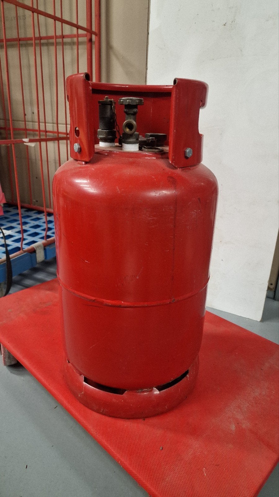 Rode gasfles met aansluitingen, Ophalen, Zo goed als nieuw