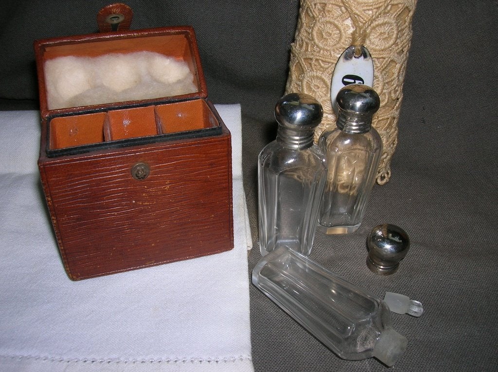 3 kleine parfumflesjes glas met glazen stopje in reis etui, Antiek en Kunst, Ophalen of Verzenden