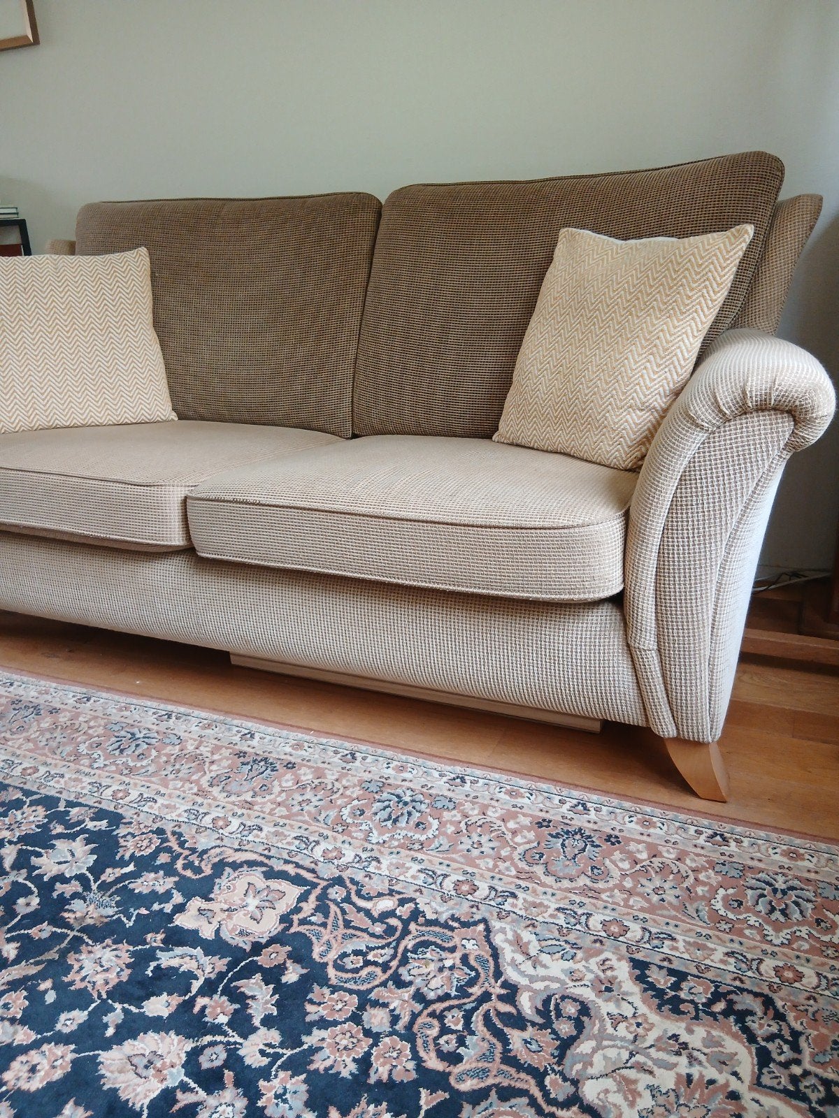 Comfortabele 2-zits bank, beige/bruin., Huis en Inrichting, Banken | Bankstellen, Ophalen, Modern, Comfortabel, Gebruikt, 150 tot 200 cm