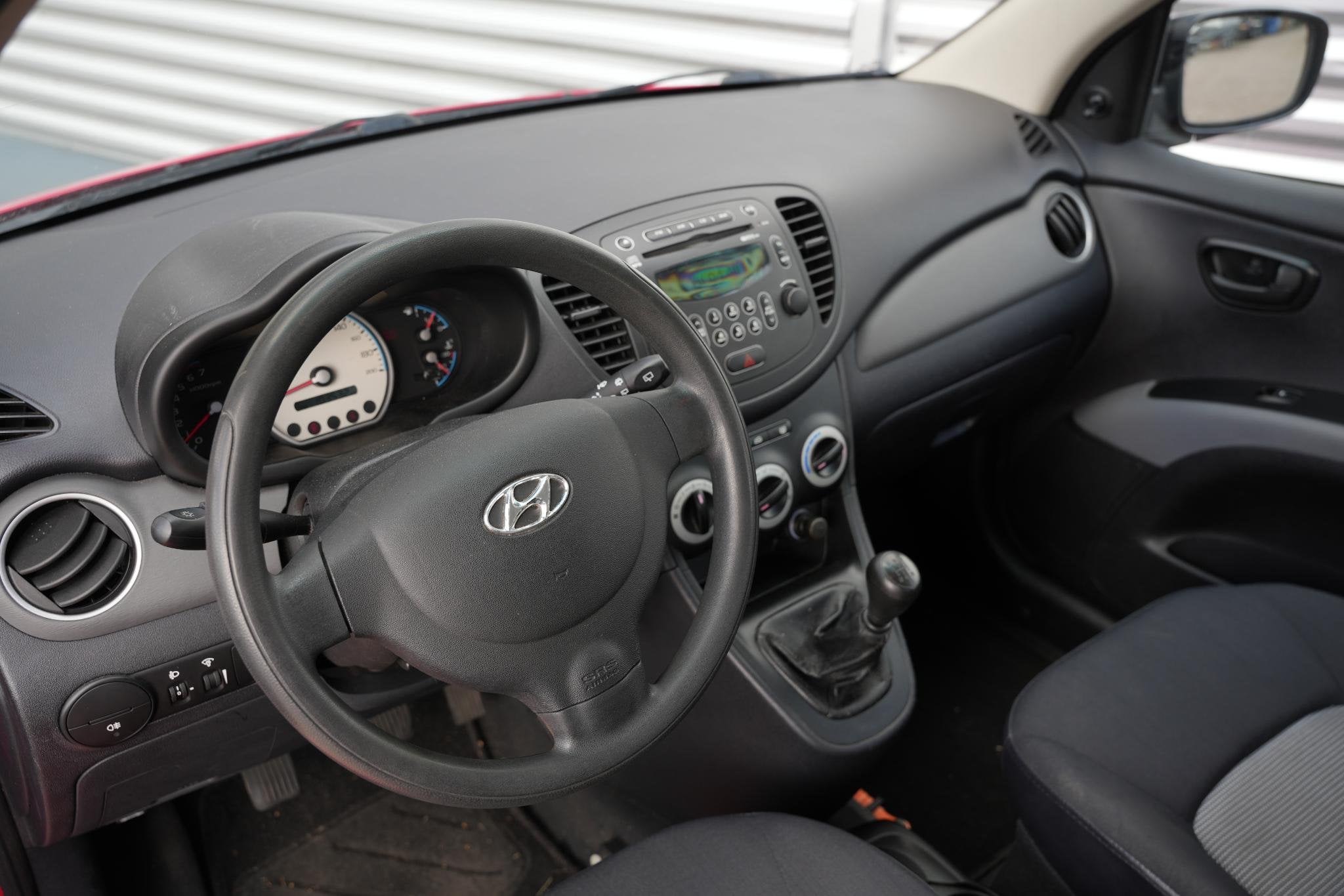 Hyundai i10 1.1 Active Trekhaak Radio/CD Ventilatie 12v, Voorwielaandrijving, Stof, Gebruikt, 31 €/maand