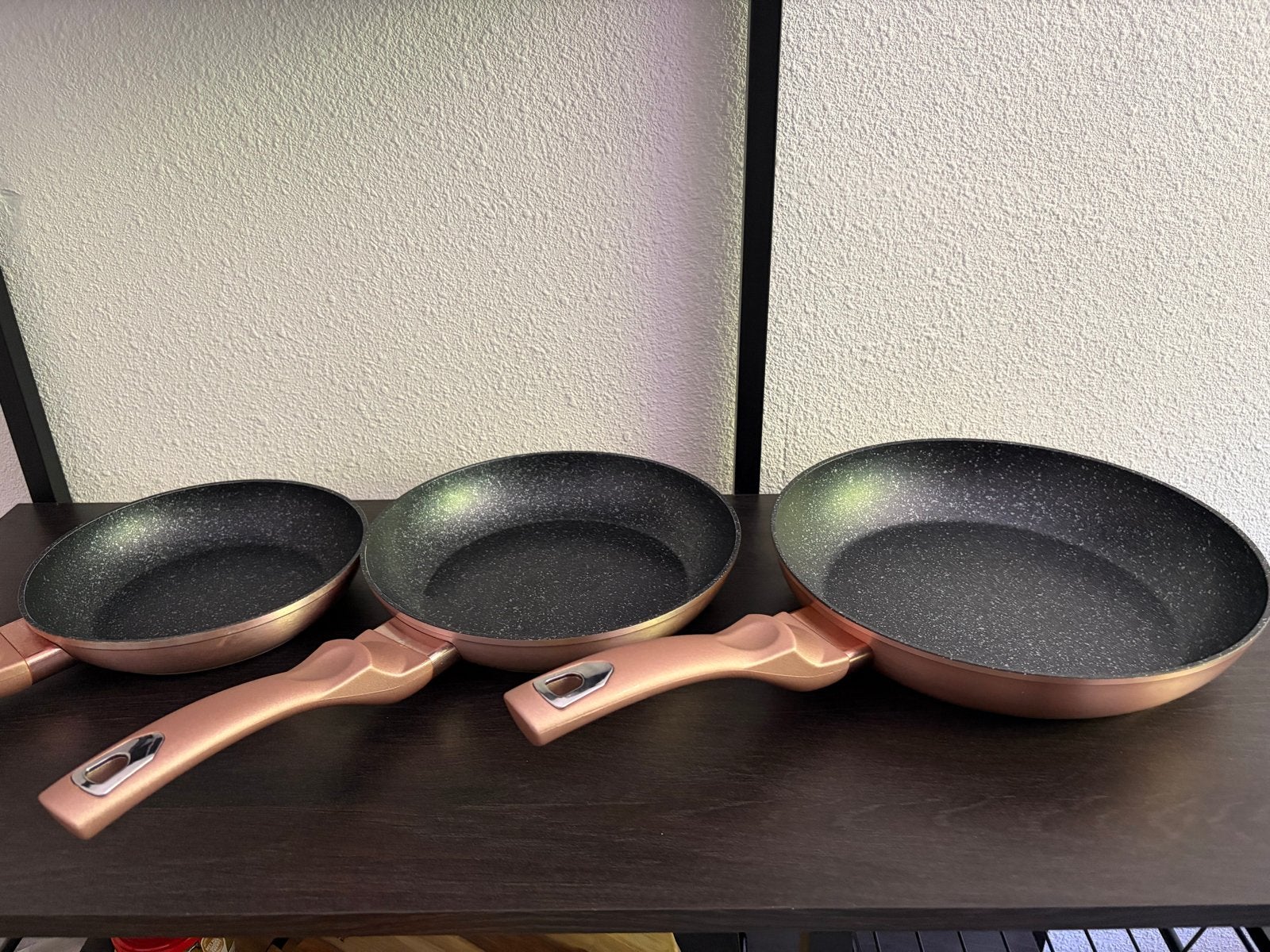 Pannenset: 3 Koekenpannen in Roségoud, Ophalen, Zo goed als nieuw, Aluminium, Pannenset