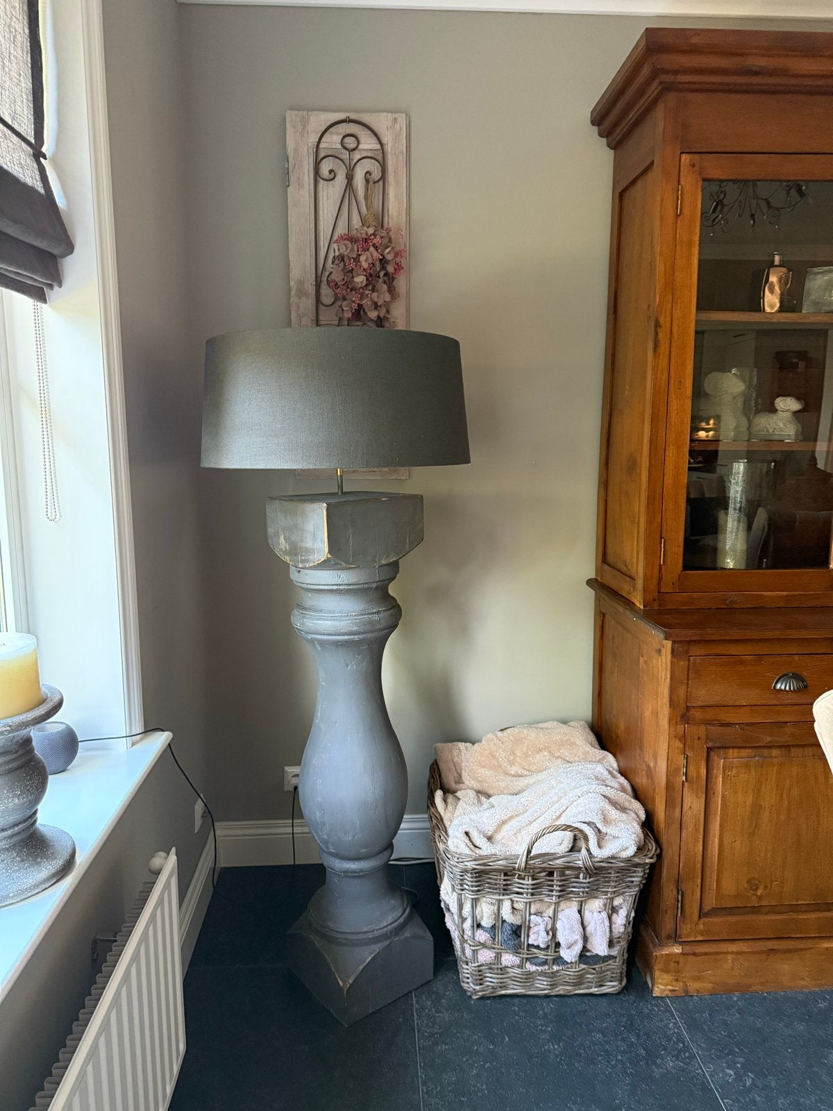 Stoer en sober baluster lamp (Gajo), Huis en Inrichting, Ophalen, Zo goed als nieuw, Hout, 150 tot 200 cm