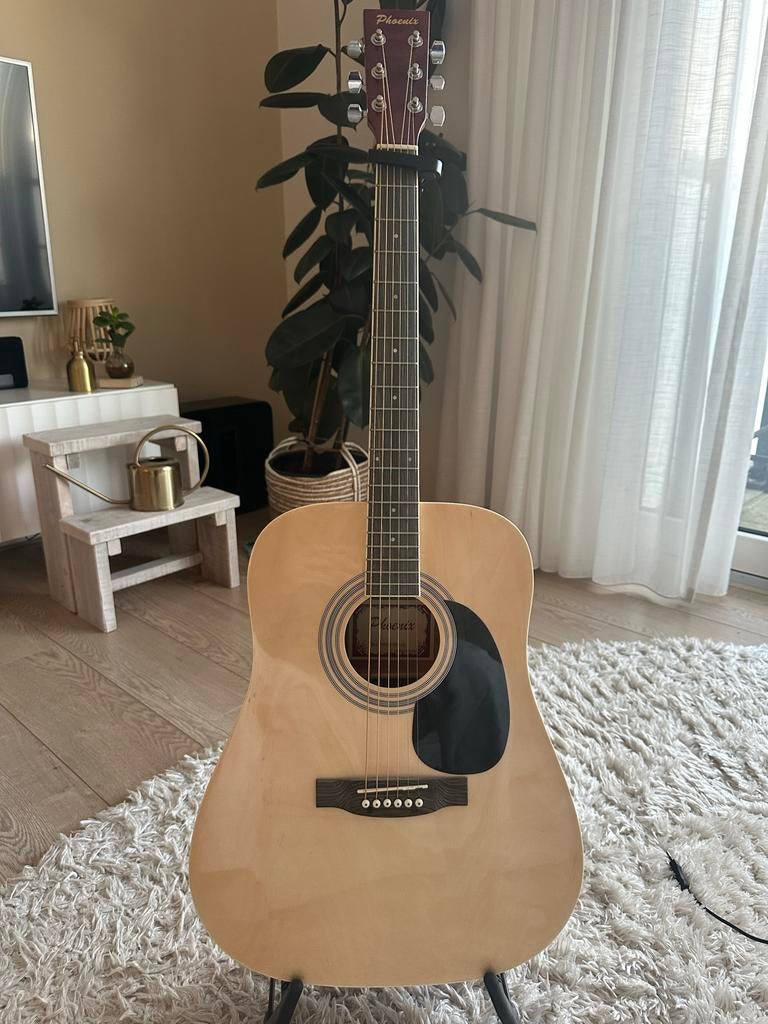 Phoenix Western gitaar met standaard en capo, Muziek en Instrumenten, Snaarinstrumenten | Gitaren | Akoestisch, Ophalen, Gebruikt