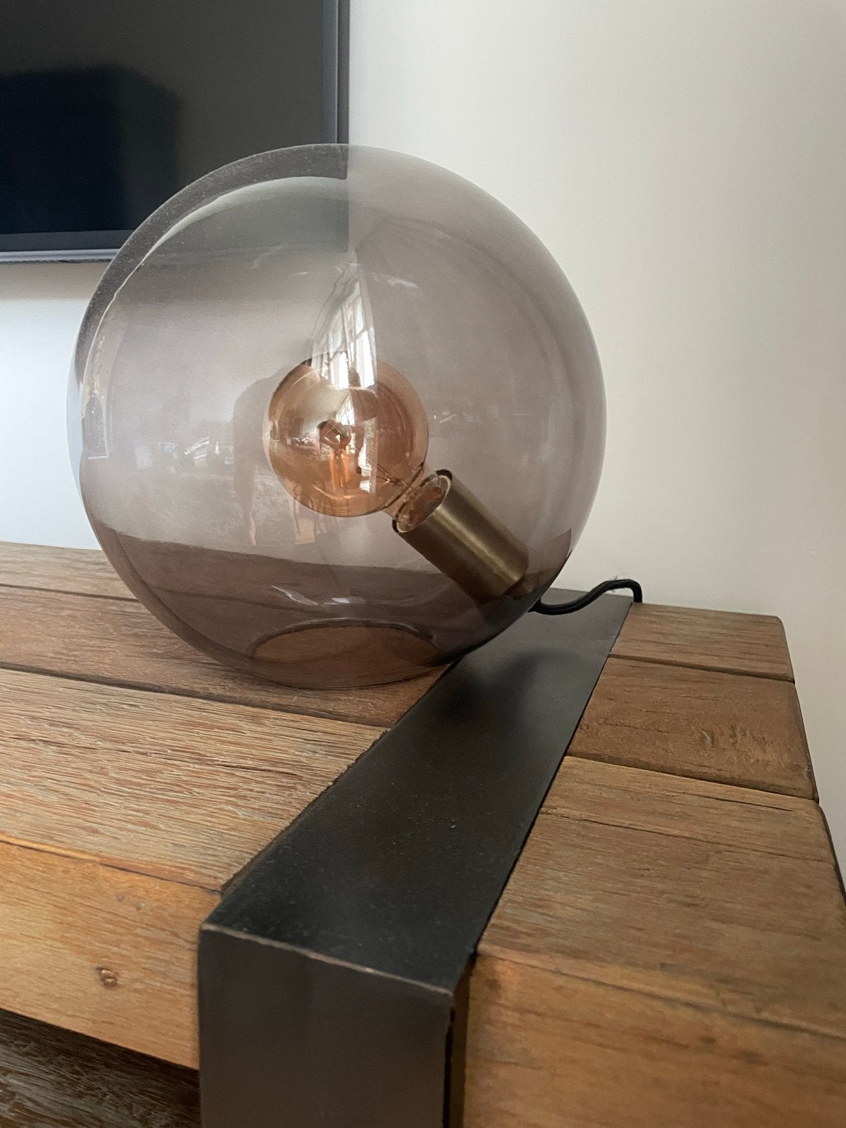 Moderne Tafellamp met Rookglas Bol en Edison Lamp, Huis en Inrichting, Lampen | Tafellampen, Ophalen, 25 cm, E27 (groot), Grijs