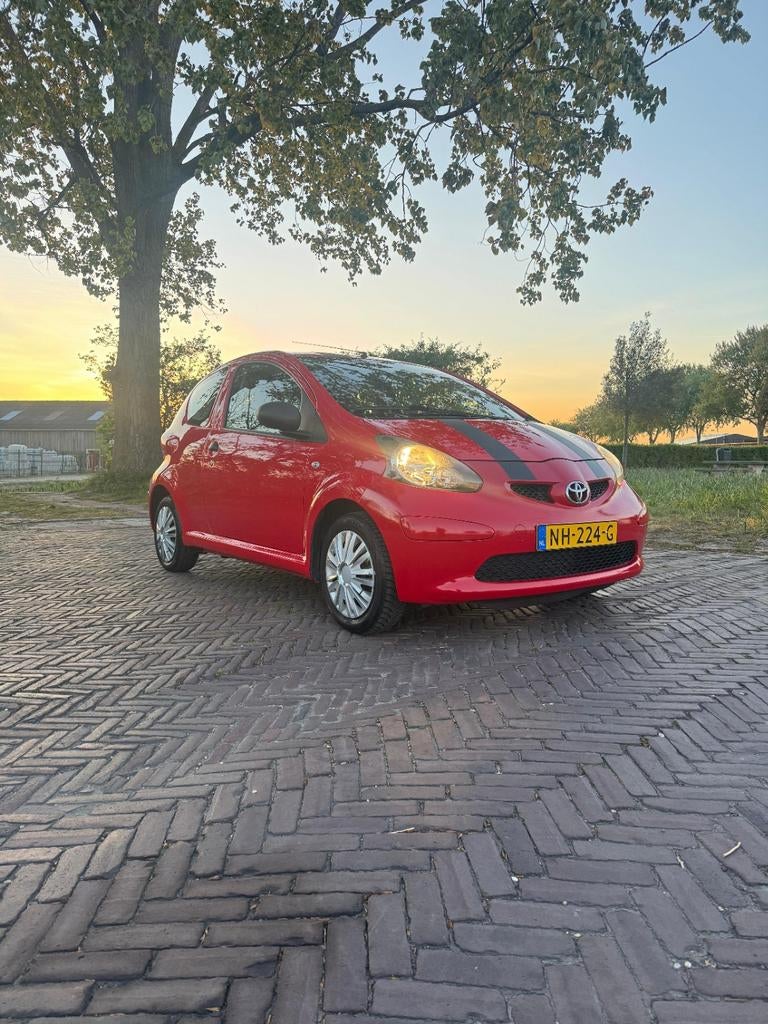 Toyota Aygo 1.0 12V Vvt-i 3DRS MMT 2007 Rood, Auto's, Toyota, Voorwielaandrijving, Stof, Zwart, 4 stoelen