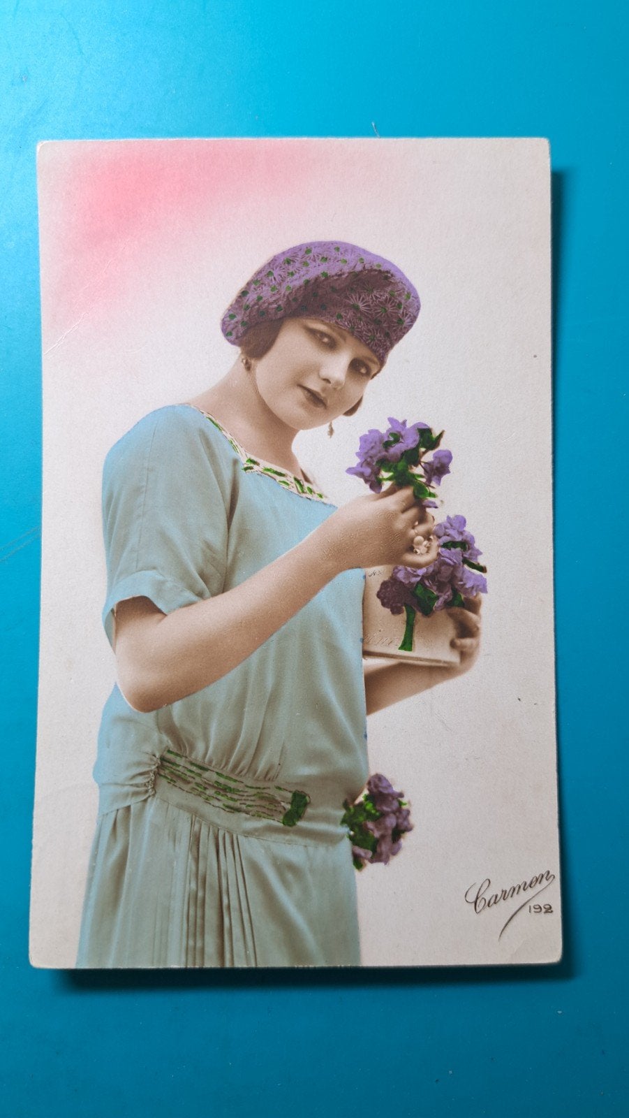 vrouw dame model hoed jurk art deco 1925, Verzenden, 1920 tot 1940, Gelopen, Overige thema's