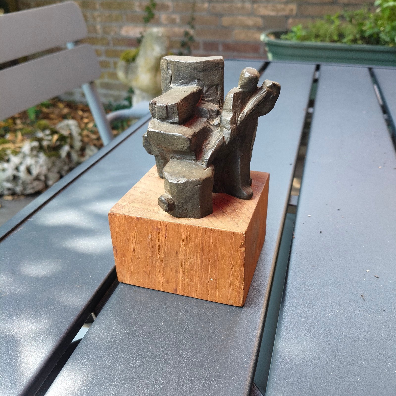 Gooitzen - Industriële voorstelling - Bronzen beeld op hout, Ophalen of Verzenden