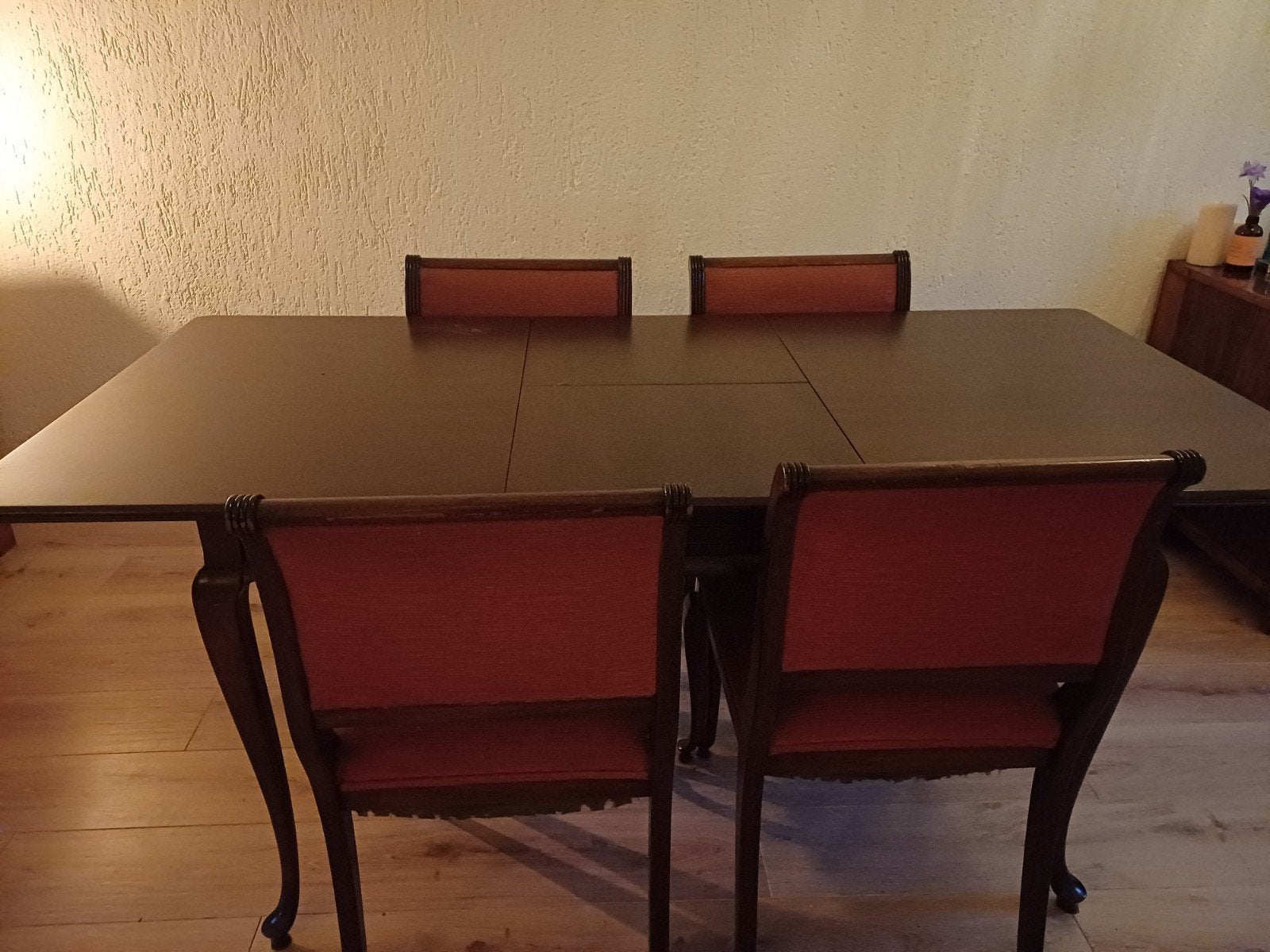 Foto 4 van Uitschuifbare eettafel met 4 stoelen