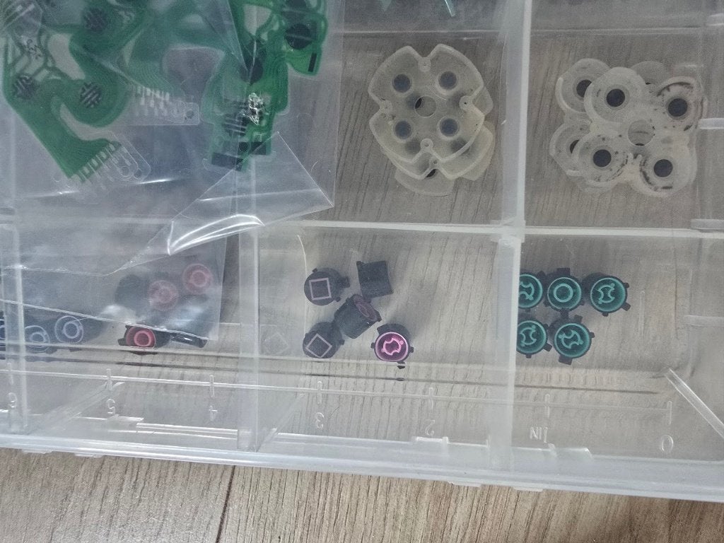Foto 12 van Grote partij PS4/PS5 controllers + onderdelen/accessoires