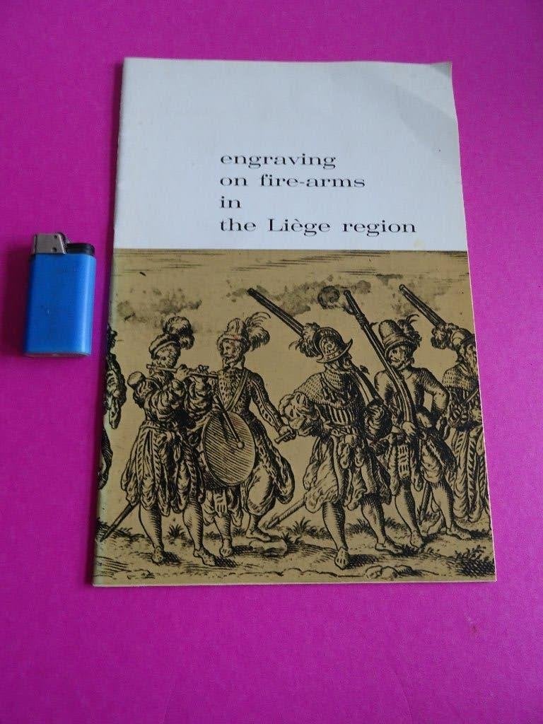 BOEKJE GRAVERINGEN OP ANTIEKE WAPENS GEWEER PISTOOL LUIK, Antiek en Kunst, Curiosa en Brocante, Ophalen of Verzenden