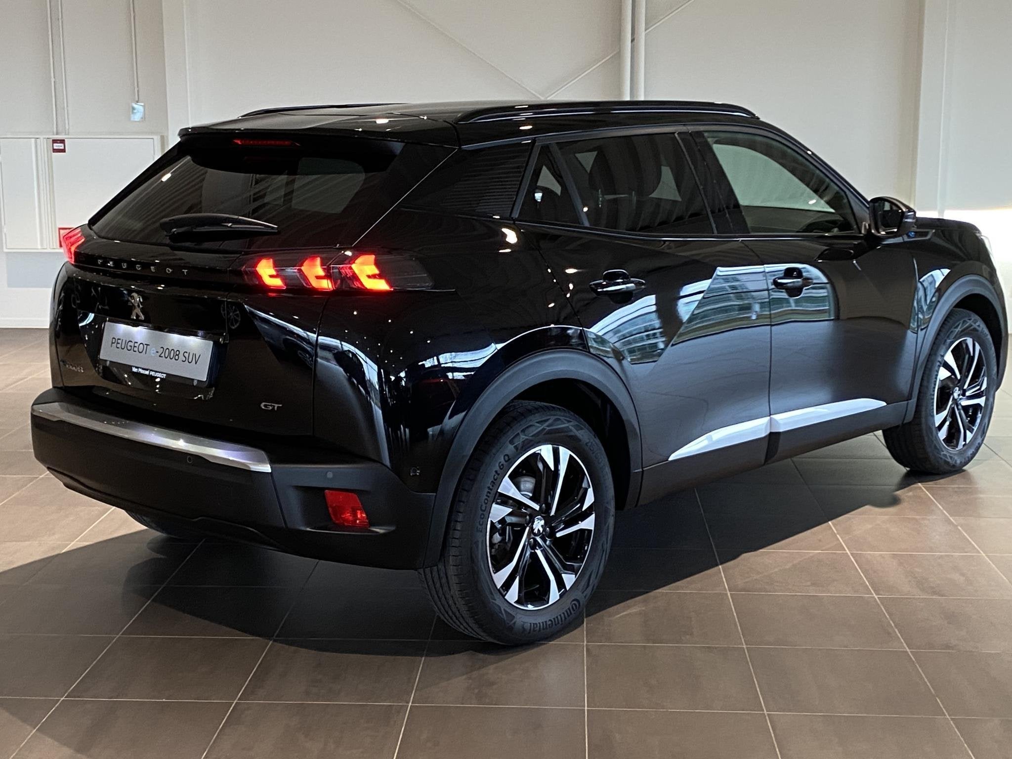 Peugeot e-2008 EV GT 50 kWh | AUTOMAAT | NAV | CARPLAY ANDRO, Auto's, 136 pk, Automatische klimaatregeling, Leder en Stof, Zwart