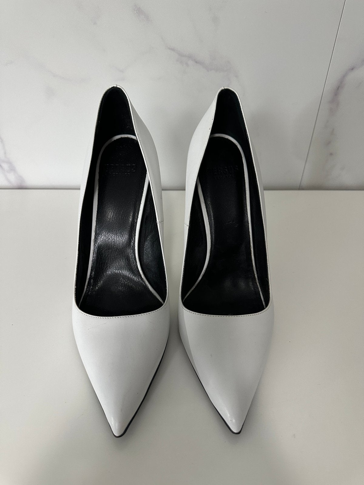 Versace witte leren pumps met zilverkleurige hak – maat 40, Ophalen of Verzenden, Zo goed als nieuw, Wit