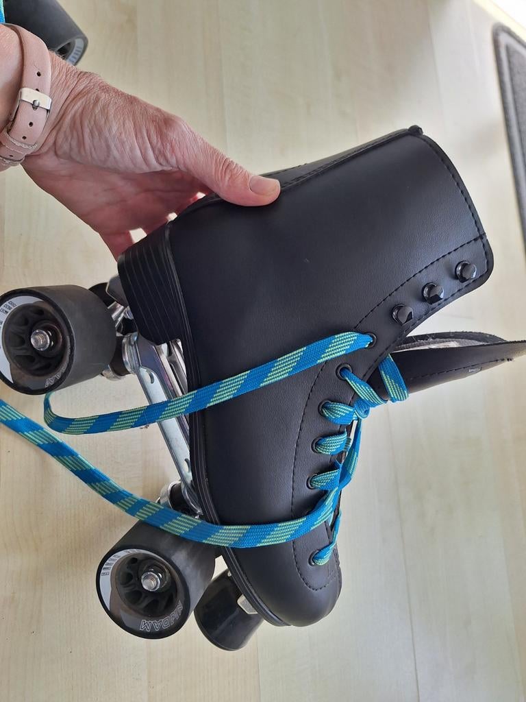 Nijdam rolschaatsen zwart met blauwe veters, Sport en Fitness, Skeelers, Overige merken, Gebruikt, Kinderen, Overige typen