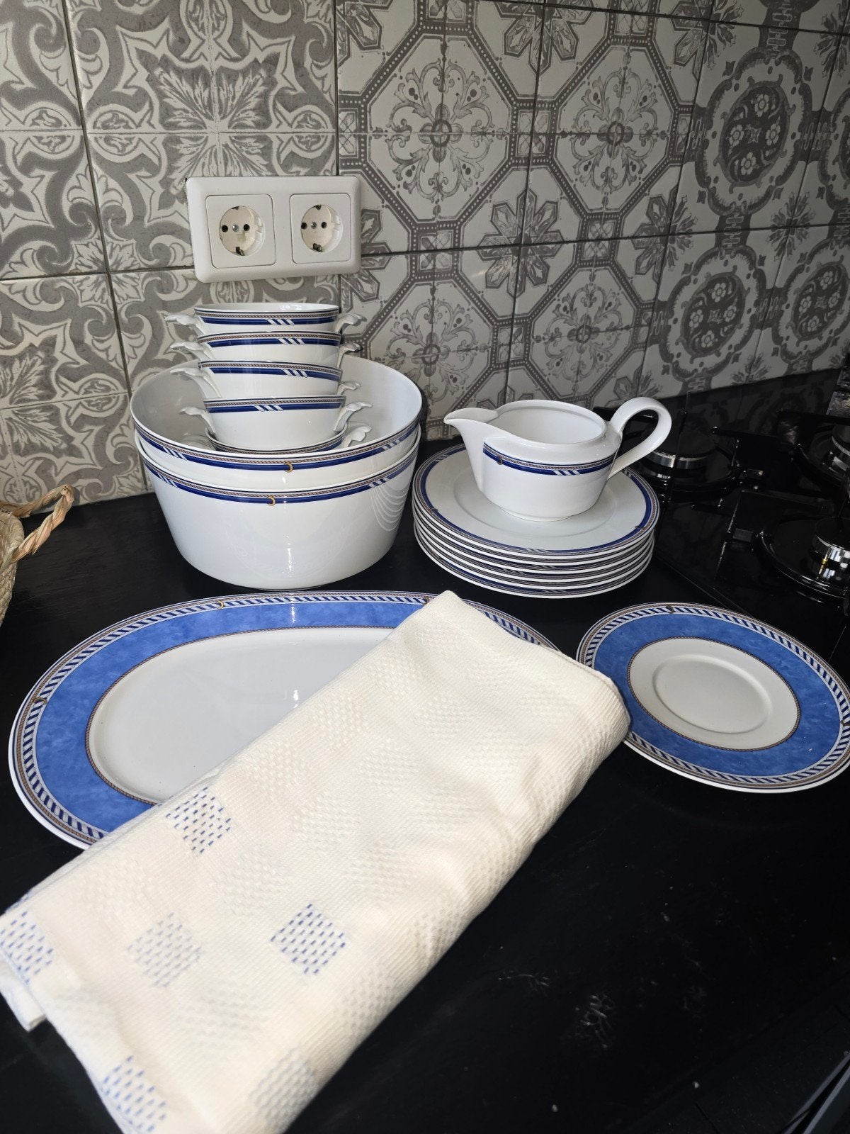 Mooie ZGAN serviesset en tafelloper, wit blauw €7,50, Ophalen of Verzenden, Zo goed als nieuw