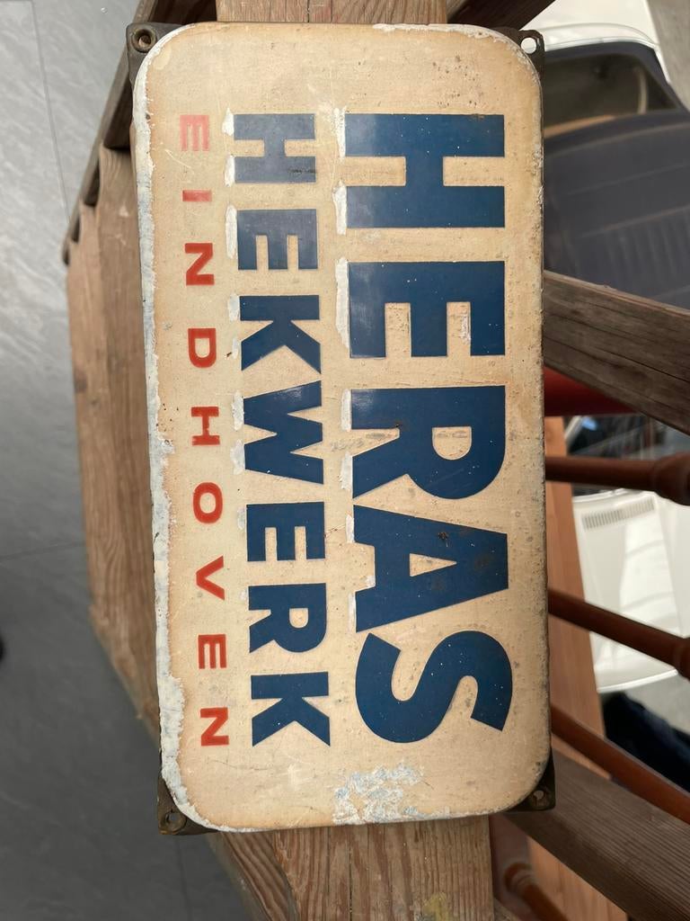 Mooi geleefd emaillebordje van Heras, Verzamelen, Merken en Reclamevoorwerpen, Ophalen, Gebruikt, Reclamebord