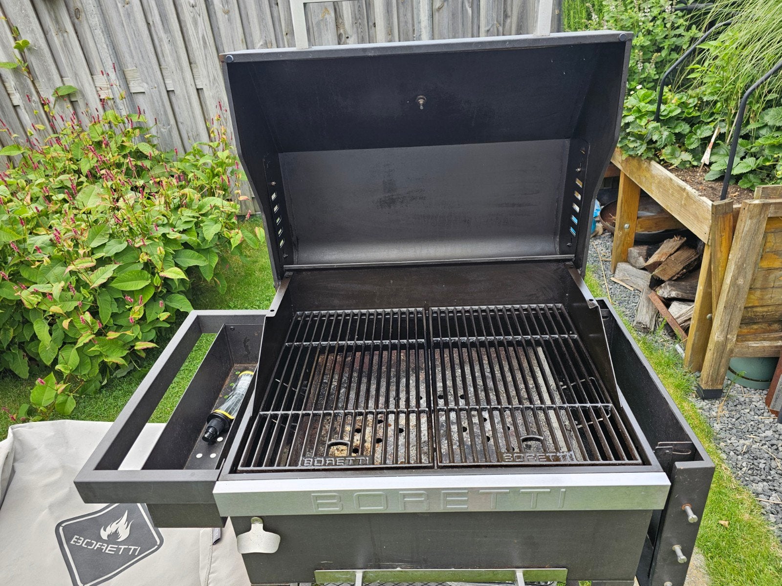 Boretti Houtskool BBQ uit 2019 incl. hoes, Tuin en Terras, Houtskoolbarbecues, Gebruikt, Met accessoires, Ophalen