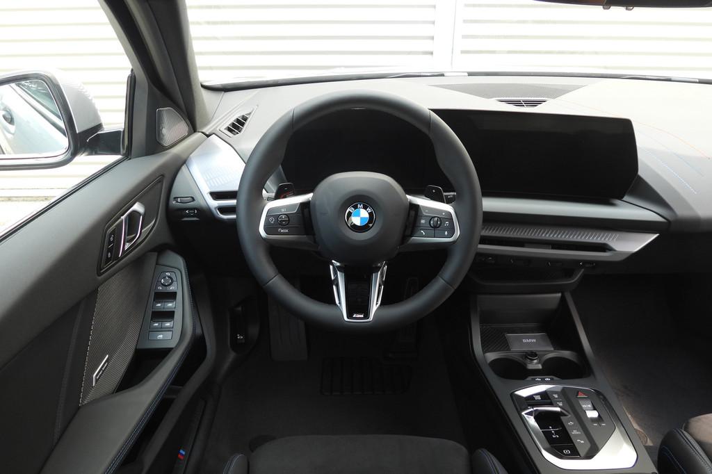BMW 1 Serie 120 M Sport Automaat / M Sportstoelen / Adaptiev, Zwart, 156 pk, Bedrijf, 3 cilinders