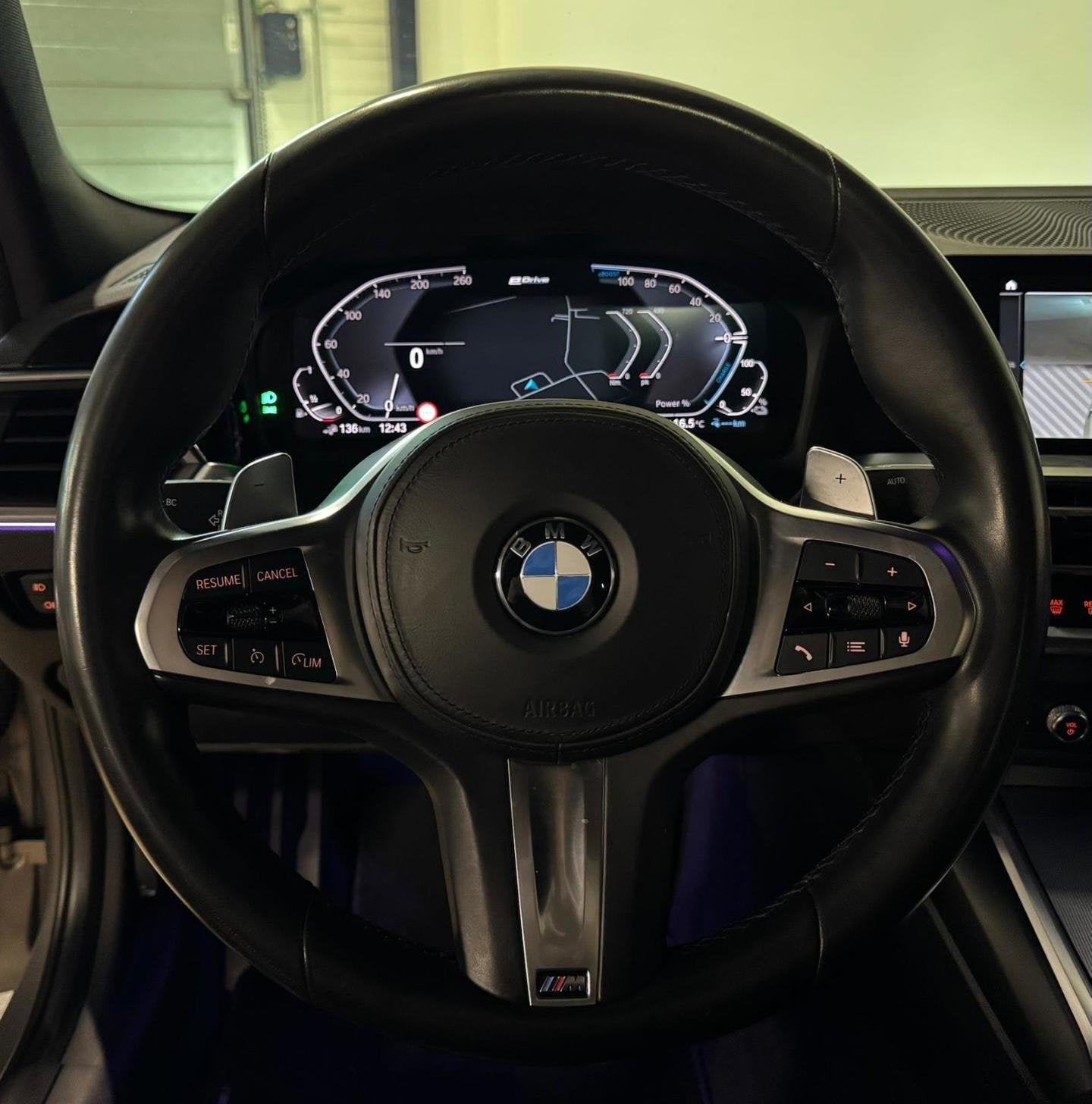 BMW 3-serie 330e M-PAKKET PANO KEYLESS CAM, Auto's, 1998 cc, Achterwielaandrijving, Gebruikt, Zwart