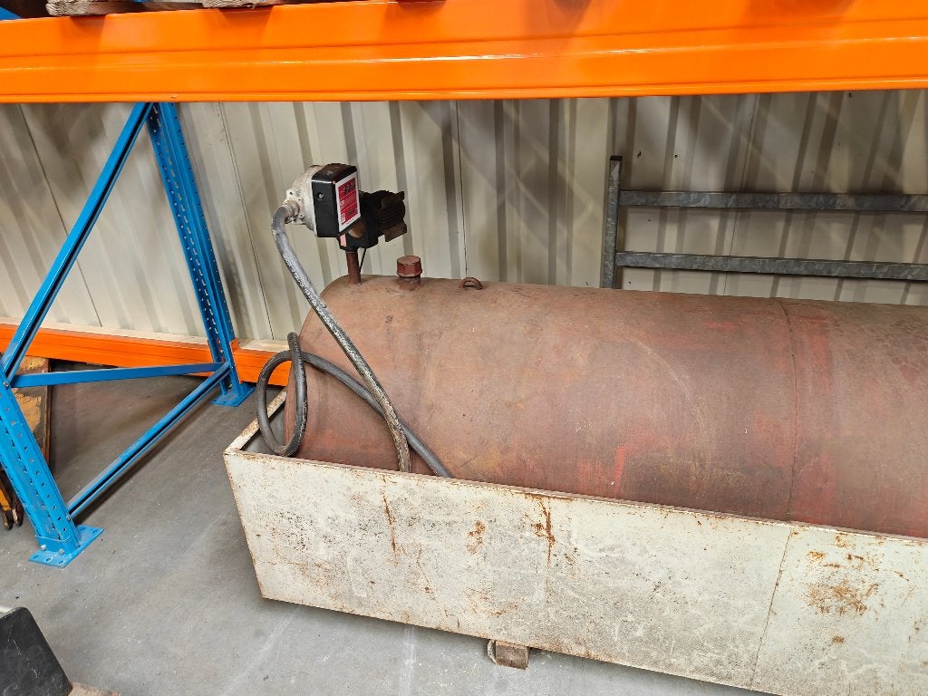 Diesel tank 1100 liter met bak, Ophalen, Gebruikt