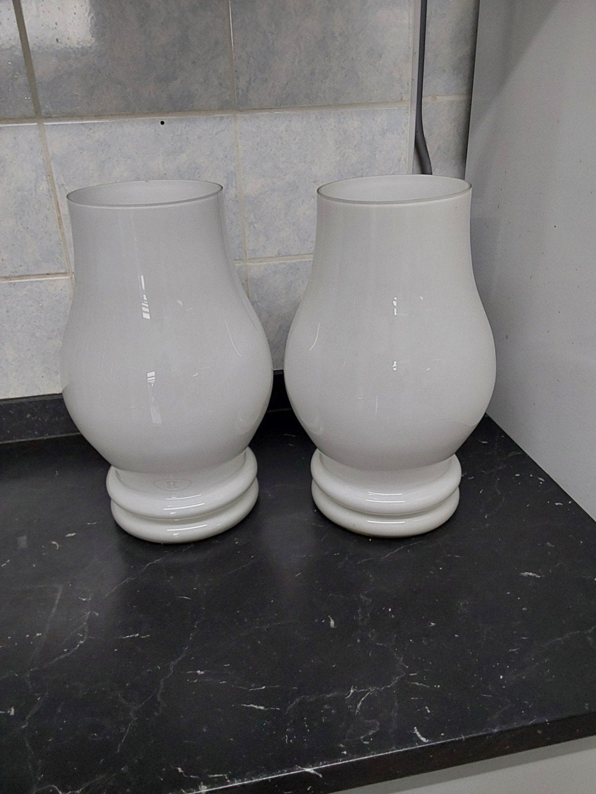 Set van 2 Witte Glazen Vazen met 'R' Logo, Ophalen