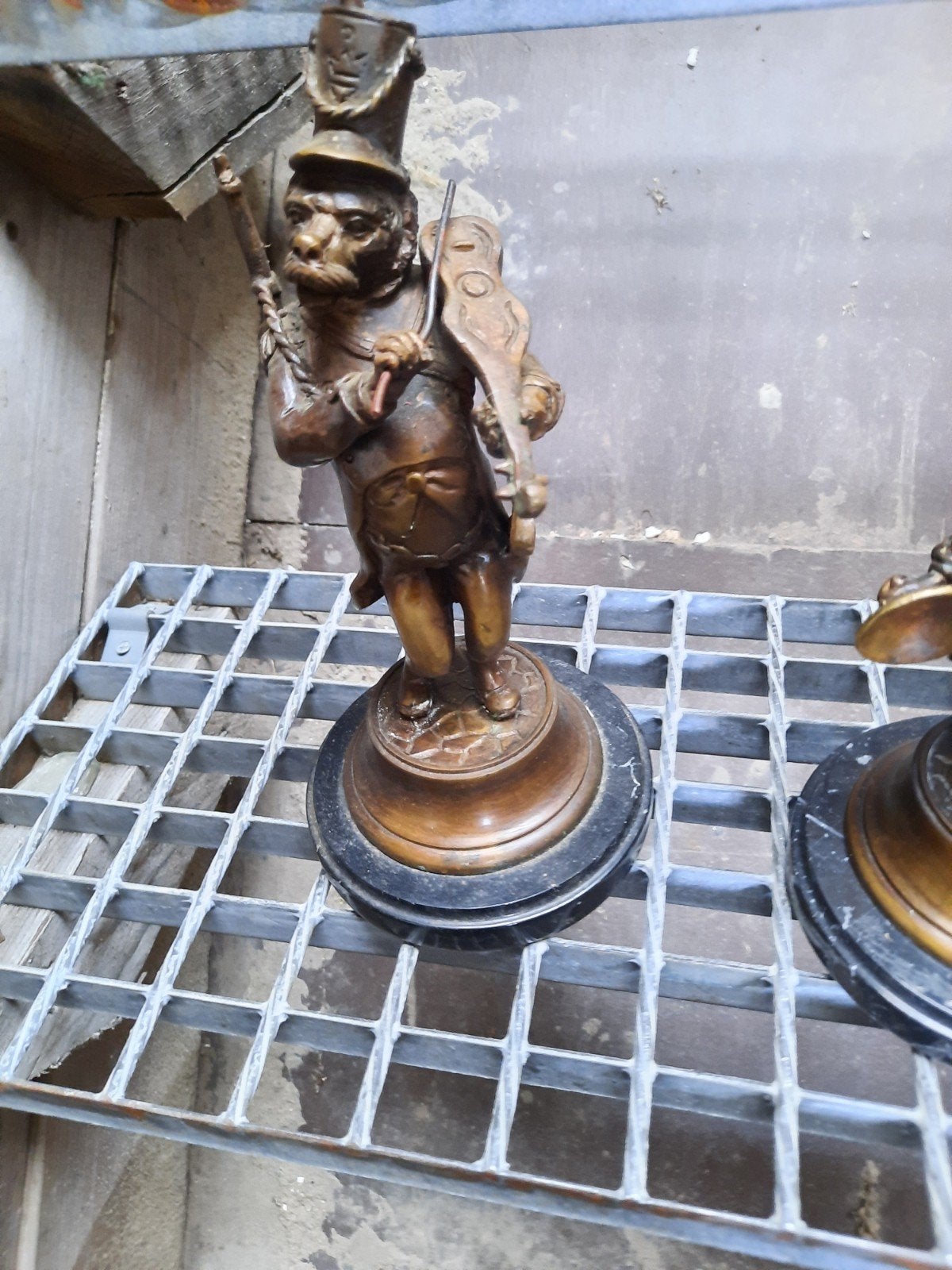 2 bronzen muziek makende leeuwen, Antiek en Kunst, Ophalen of Verzenden, Op sokkel, Beeld, Bruin