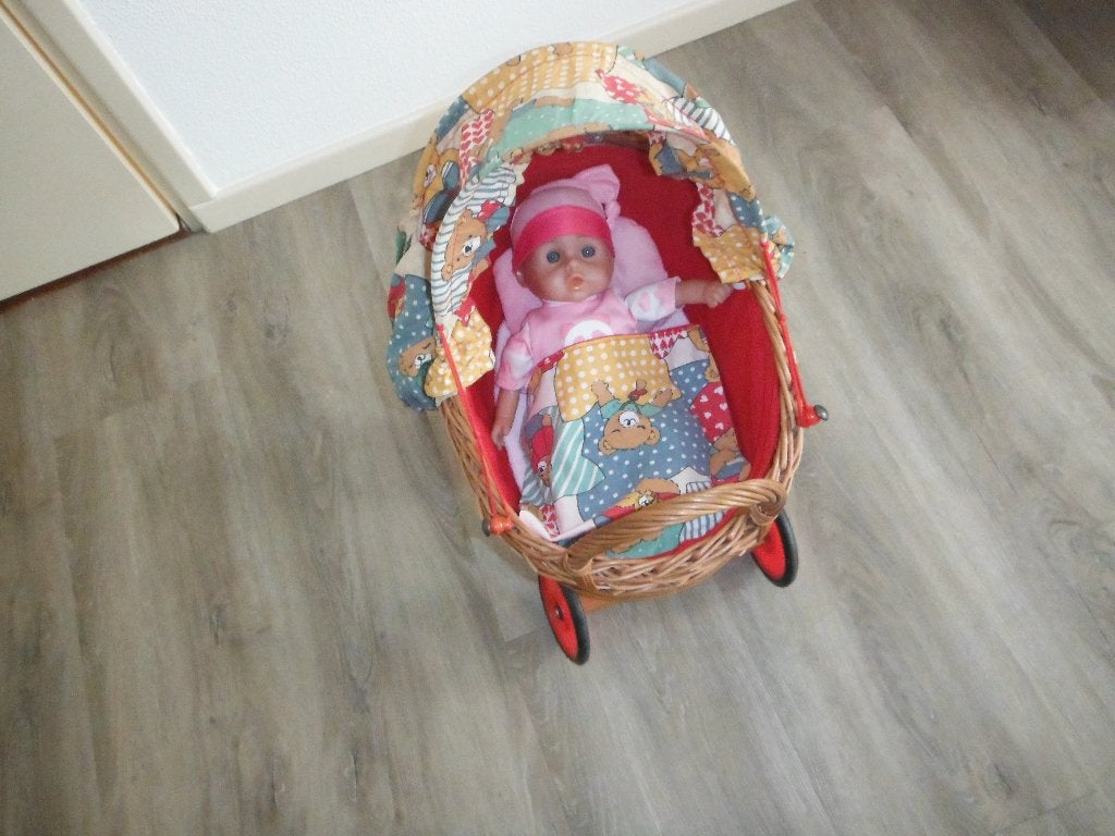 rieten poppenwagentje met pop, Ophalen, Zo goed als nieuw, Babypop