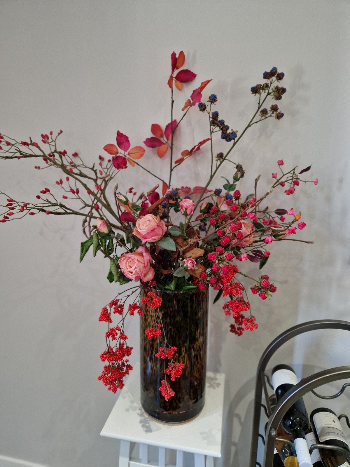 Boeket kunstbloemen met vaas en plantentafel, Huis en Inrichting, Ophalen, Overige materialen, Meerkleurig, Inclusief decoratie