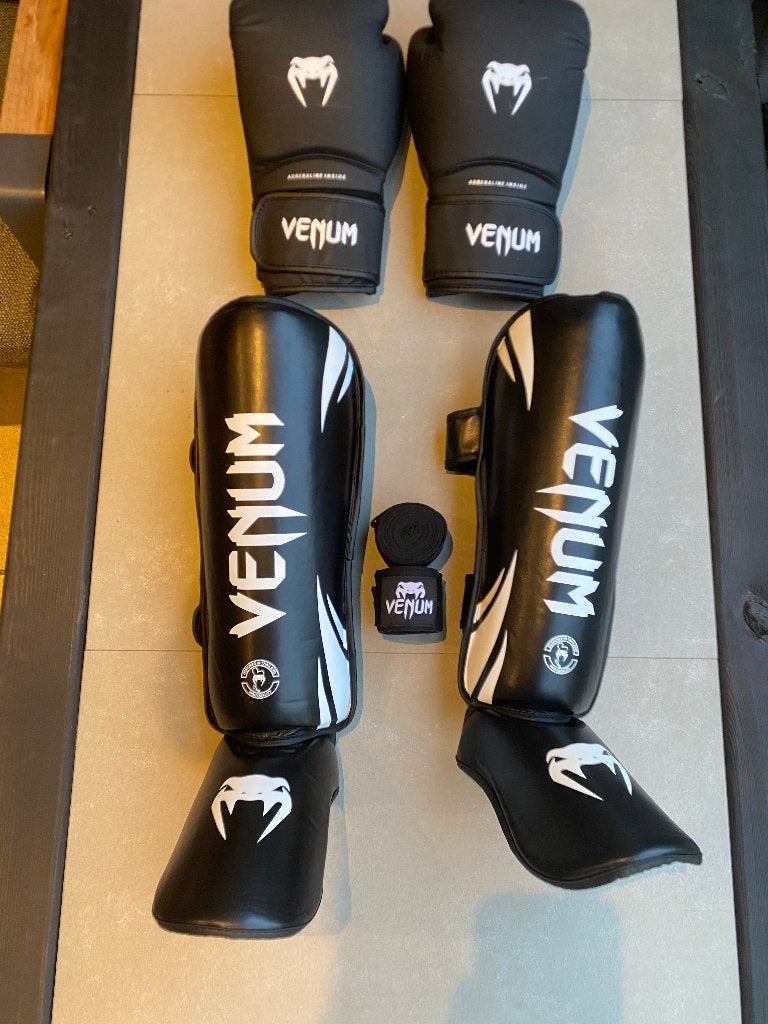 Venum Kickboxset - Zwart, Ophalen of Verzenden, Zo goed als nieuw, Bokshandschoenen
